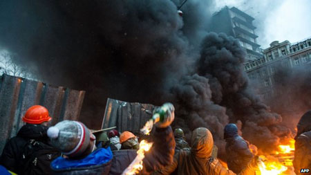 Quảng trường độc lập ở thủ đô Kiev của Ukraine được ví như vùng chiến sự khi người biểu tình cắm chốt, dụng rào chắn ngăn với lực lượng an ninh và đốt lốp cao su tại đây
