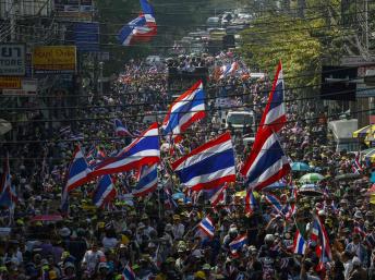 Người biểu tình chống chính phủ tuần hành tại trung tâm Bangkok ngày 5/1/2014 tiếp tục đòi thủ tướng Yingluck Shinawatra từ chức.
REUTERS/Athit Perawongmetha