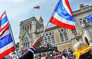 Đoàn biểu tình vẫn tiếp tục bao vây nhiều địa điểm bầu phiếu ở Bangkok, làm gián đọan tiến trình bầu cử .
AFP