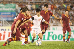 Công Phượng (10) giữa vòng vây các hậu vệ AS Roma - Ảnh: Bạch Dương