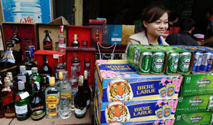 Một gian hàng bán bia, rượu nhập khẩu dịp Tết, ảnh minh họa chụp tại Hà Nội trước đây.
AFP