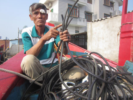 Ngư dân Mai Khắc Vũ (ngụ xã An Hải, Lý Sơn) bàng hoàng kể lại sự việc bị phía Trung Quốc khống chế, đập phá thiết bị trên tàu. Ngư dân Mai Khắc Vũ (ngụ xã An Hải, Lý Sơn) bàng hoàng kể lại sự việc bị phía Trung Quốc khống chế, đập phá thiết bị trên tàu.