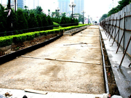 Từng mảng đường nhựa còn mới tinh bị bóc lên để thay thế đường bê tông. Từng mảng đường nhựa còn mới tinh bị bóc lên để thay thế đường bê tông.