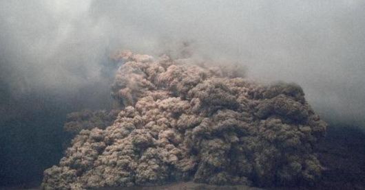 Núi lửa phun trào, cả một thành phố chìm trong khói đen