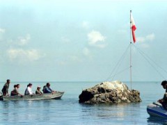 Một nhóm viên chức hải quân và đại biểu Quốc hội Philippines đi kiểm tra bãi Scarborough, vào ngày 17/05/1997.
REUTERS/Erik de Castro/Files
