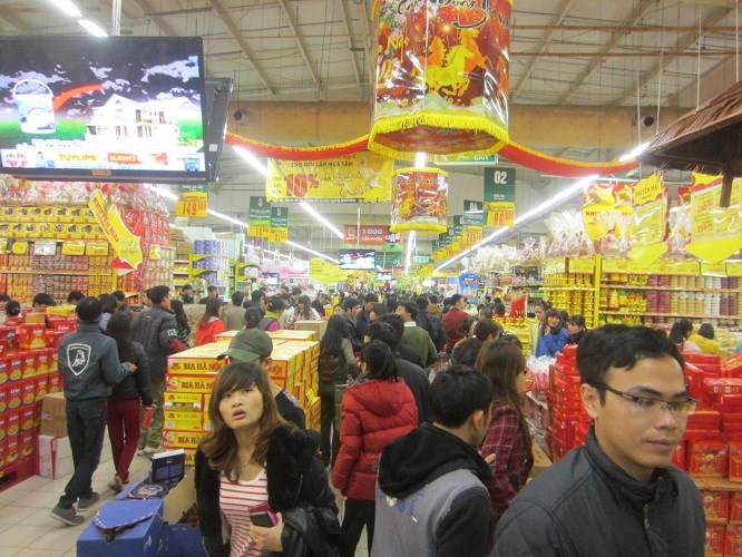  Theo lời nhân viên ở siêu thị Big C Thăng Long thì người dân bắt đầu sắm sửa quà Tết từ giữa tháng Chạp nhưng chỉ thực sự đông đúc từ vài ngày nay.