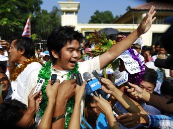 Tù nhân chính trị vừa được tự do, Yan Naing Tun, trả lời báo chí trước nhà giam Insein tại Rangoon, ngày 31/12/2013 Reuters