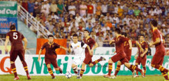 Thnh Tùng (18) giữa vòng vây 7 cầu thủ AS Roma