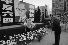 Một người khóc thương Triệu Tử Dương trước chân dung ông ở công viên Victoria, Hong Kong, ngày 19 tháng Một, 2005. Sau vụ thảm sát Thiên An Môn, Triệu Tử Dương đã 2 lần xin rút khỏi Đảng trung cộng nhưng đều bị bác bỏ.