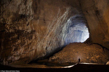 Trần hang ở nhiều chỗ cao hơn 120m, trong hang có những khối măng đá cao tới 40m.
