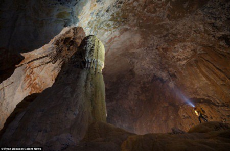 Những khối măng đá khổng lồ nằm trong lòng hang có thể cao tới 40m.