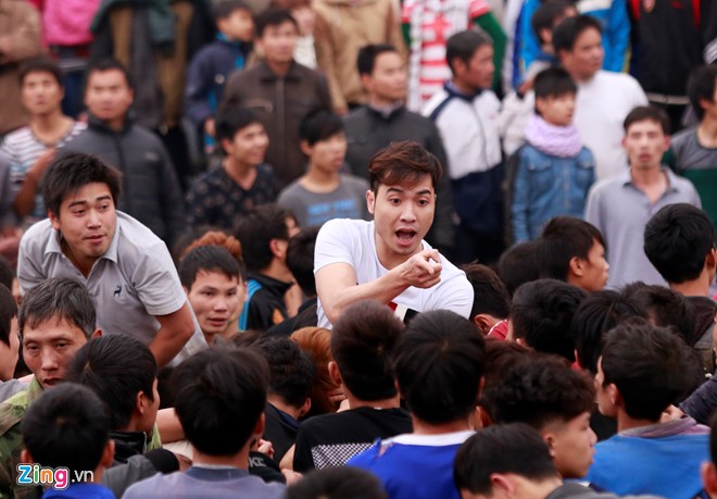 Những lời lẽ dọa nạt giữa các đội tái diễn như mọi năm khiến không khí cướp phết vô cùng căng thẳng.