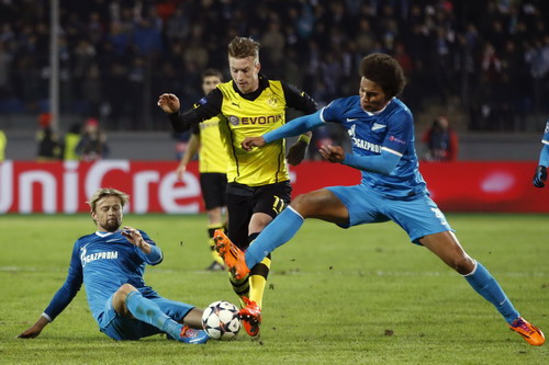 Zenit St Petersburg's Tymoshchuk and Witsel fight for the ball with Borussia Dortmund's Reus during their Champions League soccer match in St. Petersburg