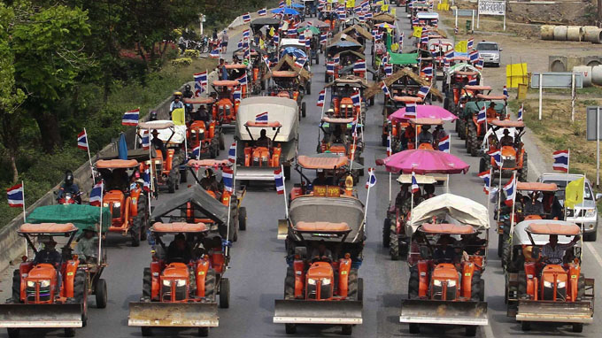 Hàng ngàn máy cày và nông dân đã lên đường tới Bangkok để biểu tình - Ảnh: Reuters