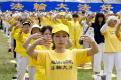 Hàng trăm học viên Pháp Luân Công thực hành các bài tập trên bãi cỏ lớn phía trước Tòa nhà quốc hội Mỹ vào ngày 12 tháng 7 trước một cuộc mít tinh lớn nêu lên vấn đề đàn áp Pháp Luân Công ở Trung Quốc. (Ma Youzhi / The Epoch Times)