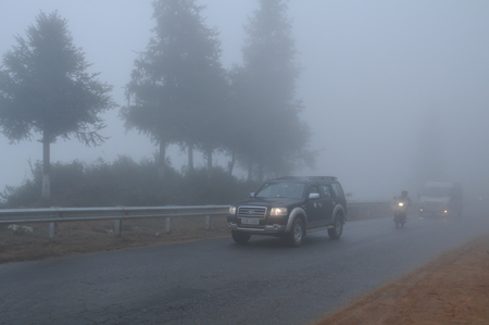 Trên quốc lộ 4D Lào Cai - Sa Pa, phương tiện phải bật đèn vàng mới đi lại được an toàn trong sương mù dày đặc