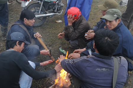 Xuất hiện nhiều đống lửa sưởi ấm miễn phí ven đường phục vụ du khách và người dân qua lại Sa Pa trong ngày giá rét.