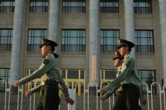 Cảnh sát quân đội Trung Quốc diễu hành tại quảng trường Thiên An Môn tại Bắc Kinh ngày 16 Tháng Năm 2012. Chu Vĩnh Khang, một cựu trùm an ninh trước đây, là trung tâm xoay quanh của một cuộc điều tra. (Mark Ralston / AFP / GettyImages)