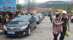 Rất nhiều xe biển xanh từ các tỉnh chở người đi hành hương trong ngày khai hội Yên Tử (Ảnh: Tuổi trẻ)