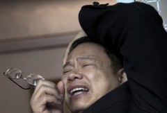 Ảnh 1: Trong bức ảnh chụp ngày thứ Ba 21 tháng Một 2014, Xiao Yifei – nguyên Phó Giám đốc của một khu công nghiệp ở huyện Ninh Viễn, kể lại các điều tra viên chống tham nhũng của Đảng Cộng sản đã tra tấn ông trong đợt thẩm vấn năm 2012 ở Trường Sa thuộc tỉnh Hồ Nam, Trung Quốc. Ông Lưu nói rằng ông đã bị trùm đầu, còng tay và cùm chân rồi bị đánh đập bởi một điều tra viên có biệt hiệu là Gã Đồ Tể Tang. Ông kể rằng họ rót nước vào mũi ông và dùng kẹp kim loại véo vào các bộ phận nhạy cảm trên cơ thể. “Ở trong đó, bạn như một con kiến nhỏ mà bất kỳ ai cũng có thể giẫm đạp,” ông nói. “Bạn hoàn toàn không có tự do. Không hy vọng. Không tương lai…Thậm chí quyền được khóc cũng bị tước đoạt.” (AP Photo/Andy Wong)