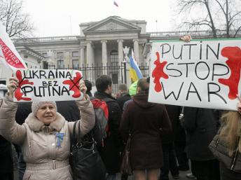Biểu tình trước sứ quán Nga tại Vacxava, Ba Lan, phản đối Nga can thiệp vào Ukraina, 02/03/2014