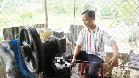 Nguyễn Trí Vinh tại xưởng inox của mình. 