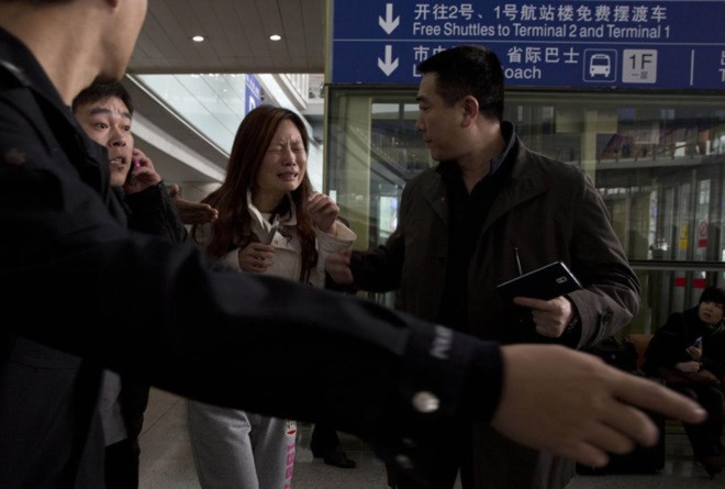 Một phụ nữ trẻ tại sân bay Bắc Kinh òa khóc khi nghe tin máy bay mất tích (Nguồn: AFP) Một phụ nữ trẻ tại sân bay Bắc Kinh òa khóc khi nghe tin máy bay mất tích (Nguồn: AFP)