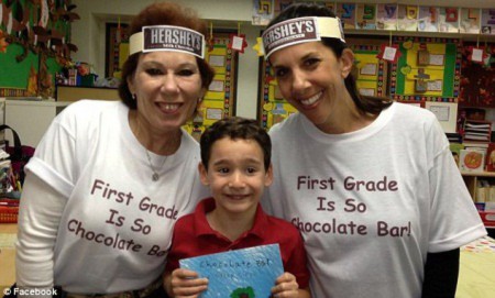 Cậu bé Dylan và một thanh sôcôla có vỏ in hình bìa sách “Chocolate Bar”.