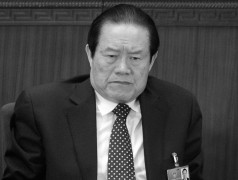 Chu Vĩnh Khang, cựu thành viên của Ủy ban Thường vụ Bộ Chính trị, tham dự phiên khai mạc Đại hội đại biểu nhân dân toàn quốc (NPC) tại Bắc Kinh ngày 05 tháng ba năm 2012. Chu đang trong giai đoạn sụp đổ chính trị, với những tiết lộ về tham nhũng nhắm vào các thành viên trong gia đình ông ta. (Liu Jin / AFP / Getty Images)
