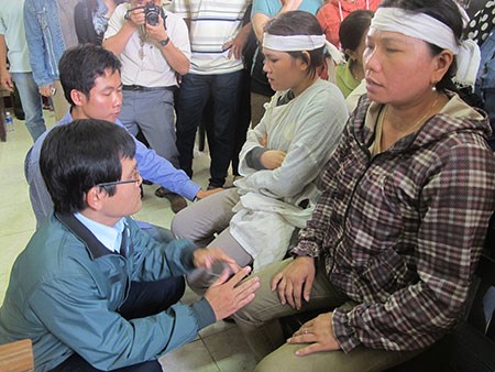 Hai bị cáo Đỗ Như Huy, Nguyễn Tấn Quang quỳ xin lỗi gia đình nạn nhân. Ảnh: TẤN LỘC