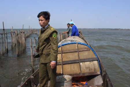 Một số thành viên trong Đội chống thủy tặc trong một lần tuần tra. Một số thành viên trong Đội chống thủy tặc trong một lần tuần tra.