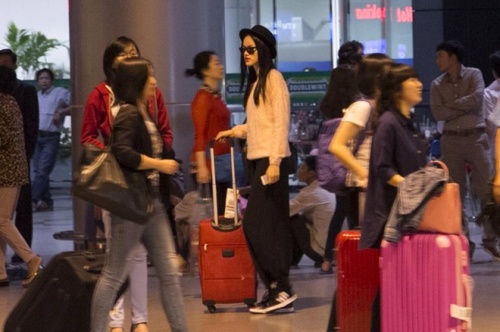 thoi trang san bay Efashion (42): Vũ Hoàng Điệp khoe thú vui hàng hiệu xa xỉ
