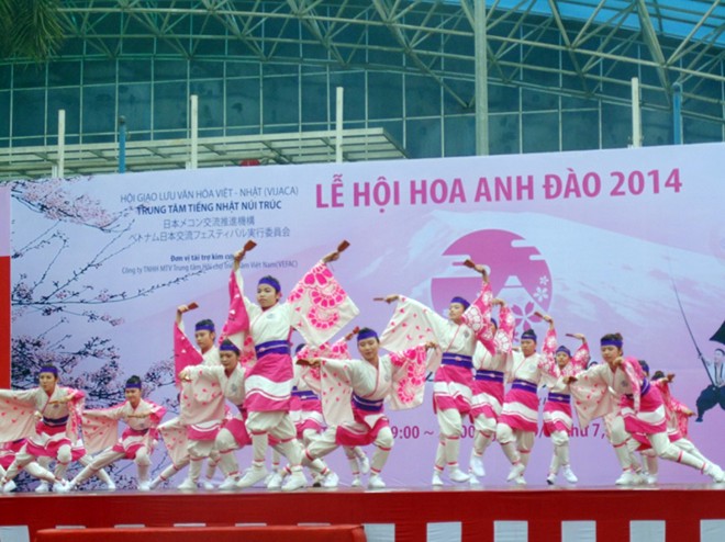 Tại lễ hội, giới trẻ được tận mắt chứng kiến những truyền thống văn hóa đặc sắc của xứ mặt trời mọc như màn biểu diễn múa nhảy Yosakoi, trò chơi giải trí mới lạ.