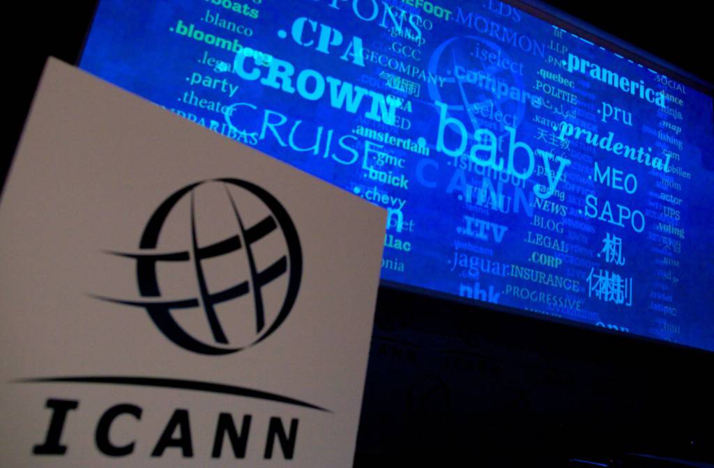 Một màn hình liên tục cập nhận những tên miền phổ thông cấp 1 (Top-level Domain) trong suốt buổi họp báo của ICANN ở London ngày 13 tháng Sáu, 2012. (Andrew Cowie/AFP/GettyImages) 
