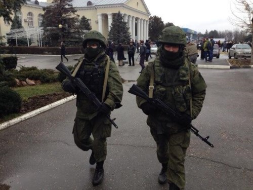  Các tay súng giấu mặt (bị cáo buộc là binh sĩ Nga) tuần tra một sân bay ở Khu tự trị Crimea sau khi giành quyền kiểm soát tại đây.