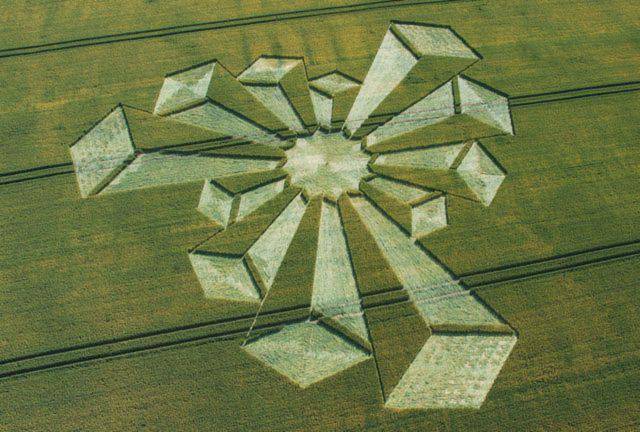 2006年7月在英國牛津郡發現的世界上首個立體麥田怪圈，其直徑為110米。（大紀元資料庫）