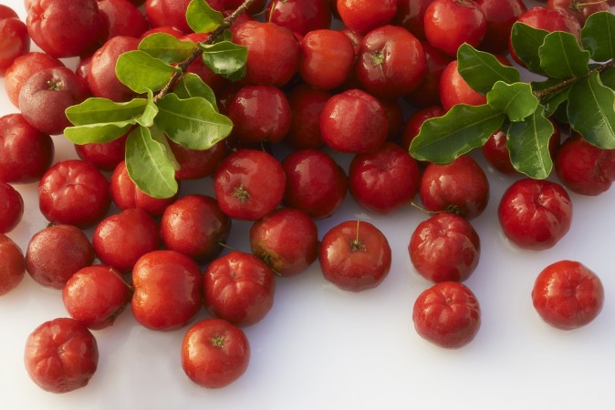Một loại quả mọng giàu axit ascorbic, acerola (quả sơ ri ở Việt Nam) cung cấp vitamin C với nhiều co-fator có khả năng tối ưu hóa sự hấp thu của cơ thể và việc sử dụng axit ascorbic.(photos.com)