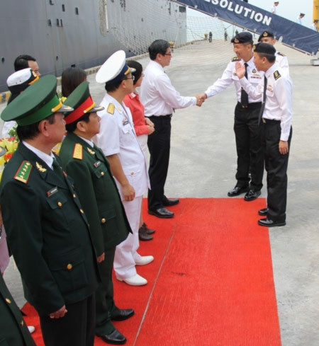 Lể tiếp đón tàu Singapore tại cảng Tiên Sa Lể tiếp đón tàu Singapore tại cảng Tiên Sa