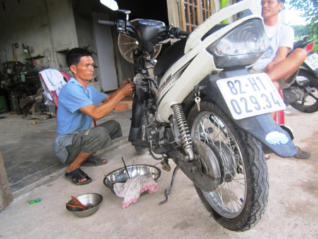 Không chỉ làm lợi xăng cho dòng xe tay ga, anh Xuyến còn có thể chỉnh sửa cả xe số. 