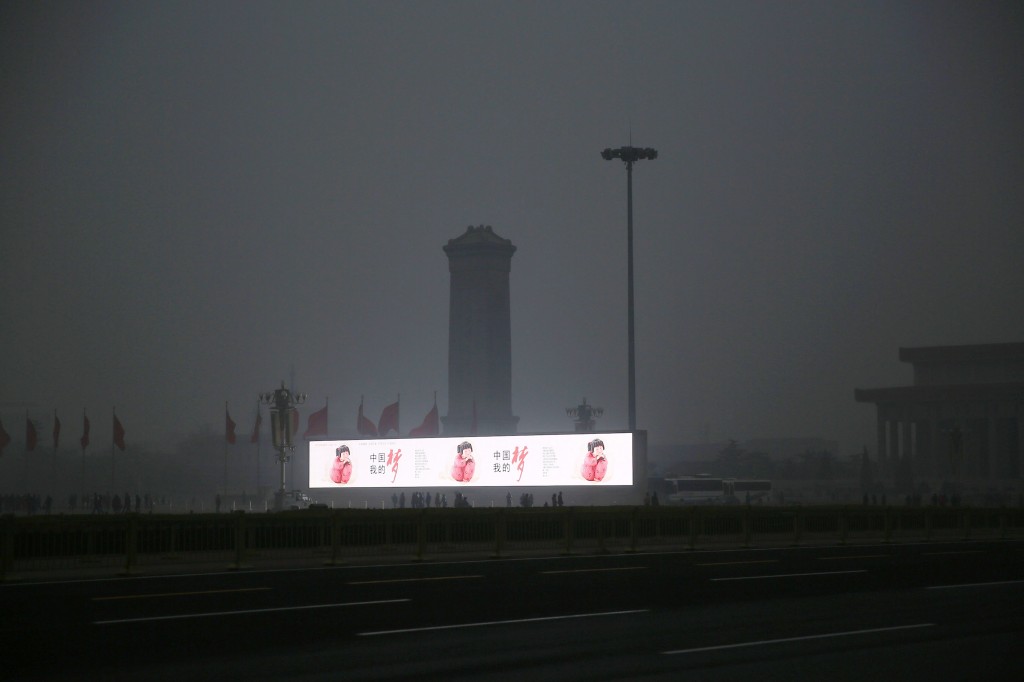 Một màn hình Led hiện dòng chữ “Giấc Mơ Trung Hoa” ở quảng trường Thiên An Môn, Bắc Kinh, hôm 26 tháng Hai, lúc mức độ ô nhiễm không khí lên tới mức nguy hiểm bao trùm thành phố. Các lãnh đạo chính trị tập trung nhiều hơn trong vấn đề ô nhiễm gần đây. (Feng Li/Getty Images)