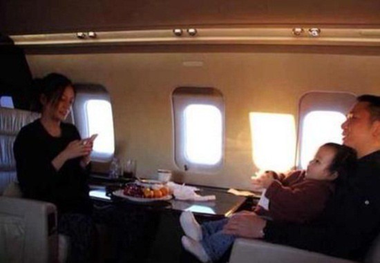 Triệu Vy bị soi ảnh ngồi khi đi máy bay riêng với chồng con 1