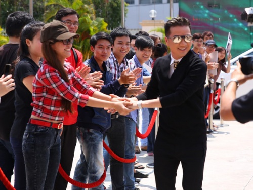 X-Factor: Hồ Quỳnh Hương lái xe ô tô tiền tỉ đến chấm thi X-Factor: Hồ Quỳnh Hương lái xe ô tô tiền tỉ đến chấm thi