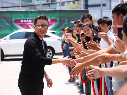 X-Factor: Hồ Quỳnh Hương lái xe ô tô tiền tỉ đến chấm thi