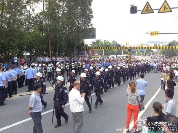Hàng ngàn công nhân tại nhà máy sản xuất giày Yu Yuen tại Đông Quảng đổ ra chặn các con đường vào ngày 7 tháng 4. Chính quyền cử hàng trăm cảnh sát để giải tán đám đông này, một số công nhân bị thương trong khi xung đột 2 bên. (Chụp màn hình từ Weibo.com)