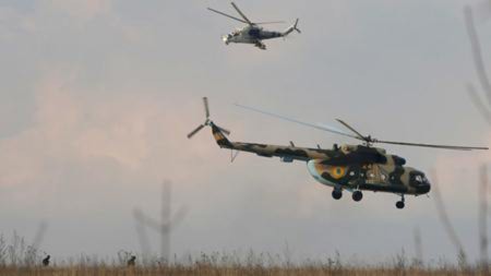 Máy bay trực thăng Ukraina cất cánh sau khi cung cấp quân tới một căn cứ không quân ở Kramatorsk , ở miền đông Ukraine ngày 15 tháng tư năm 2014 