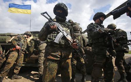 Quân đội Ukraina nhận được các loại đạn dược tại một trường ở ngoại ô Izyum , Đông Ukraine, hôm thứ Ba. Ukraina đang chuẩn bị để thực hiện một lập trường chống lại các nhà hoạt động ủng hộ người Nga đang dần dần gặm nhấm ở các khu , chủ yếu là gần biên giới với Nga , nơi có một số lượng lớn thông cảm với Moscow .