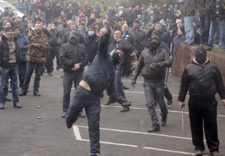 Những người đàn ông thân Nga ném đá trong storming khối lượng của đồn cảnh sát ở Horlivka