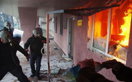 Người biểu tình ủng hộ Nga đeo mặt nạ khí xông vào trụ sở cảnh sát , đốt cháy nó