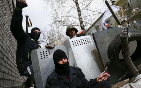  Người biểu tình ủng hộ Nga ngồi ở rào chắn tại trụ sở cảnh sát ở Slovyansk