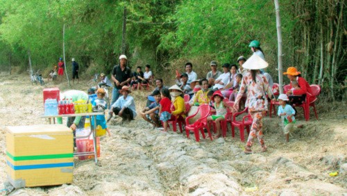 Quán án, quán nước mọc “dã chiến” ngoài đồng Quán án, quán nước mọc “dã chiến” ngoài đồng